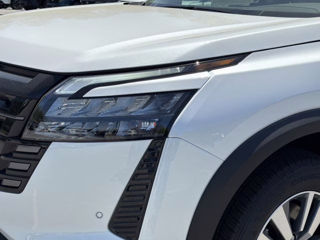 2026 Everest White Pearl Tricoat Nissan Pathfinder SL 4X4 SUV