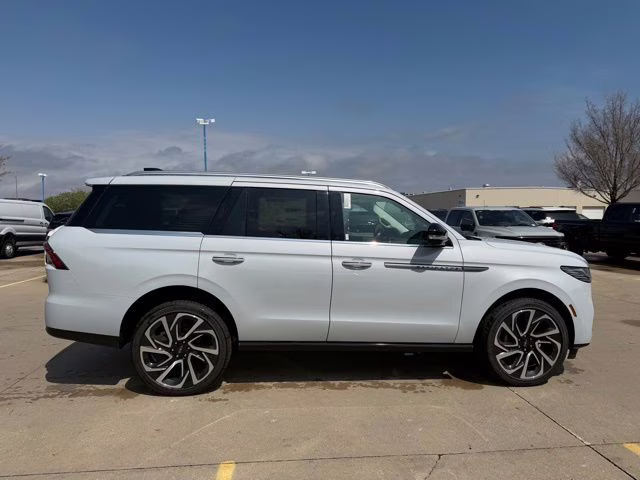 2026 Crystal White Metallic Clearcoat Lincoln Navigator Reserve 4X4 SUV