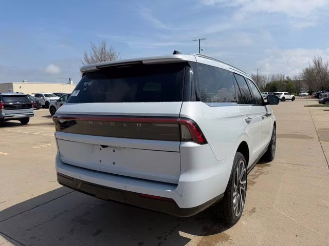 2026 Crystal White Metallic Clearcoat Lincoln Navigator Reserve 4X4 SUV