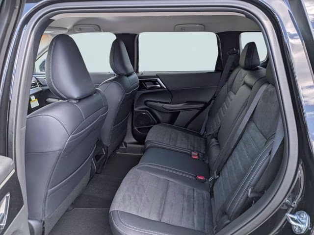 2025 Labrador Black Pearl Mitsubishi Outlander SE FWD SUV