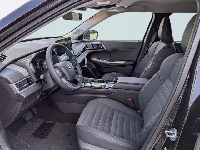 2025 Labrador Black Pearl Mitsubishi Outlander SE FWD SUV