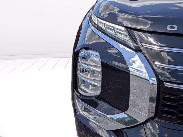 2025 Labrador Black Pearl Mitsubishi Outlander SE FWD SUV