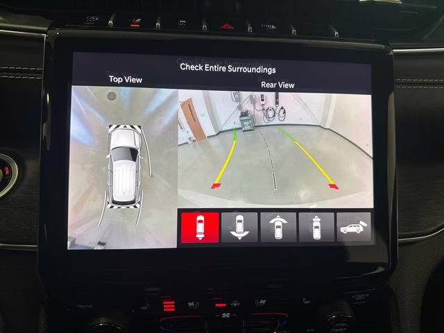 2023 Bright White Clearcoat Jeep Grand Cherokee Overland 4X4 SUV