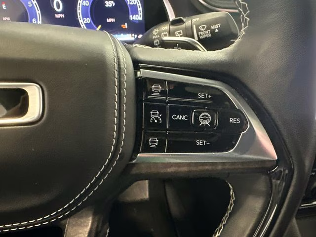 2023 Bright White Clearcoat Jeep Grand Cherokee Overland 4X4 SUV