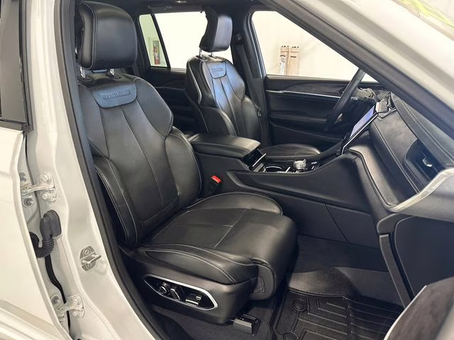 2023 Bright White Clearcoat Jeep Grand Cherokee Overland 4X4 SUV