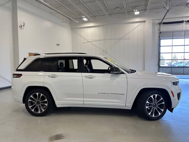 2023 Bright White Clearcoat Jeep Grand Cherokee Overland 4X4 SUV