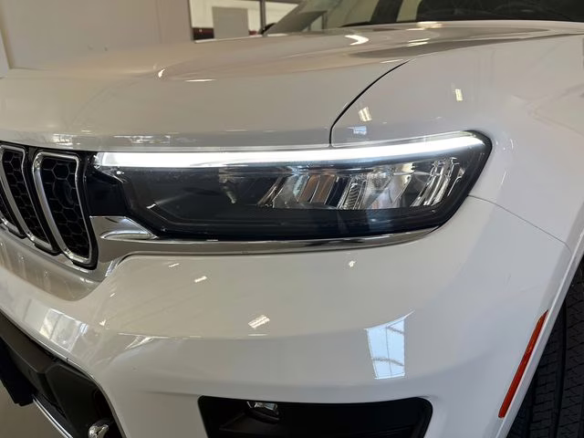 2023 Bright White Clearcoat Jeep Grand Cherokee Overland 4X4 SUV