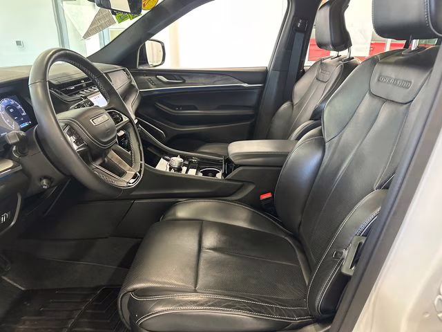 2023 Bright White Clearcoat Jeep Grand Cherokee Overland 4X4 SUV