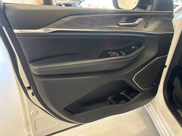 2023 Bright White Clearcoat Jeep Grand Cherokee Overland 4X4 SUV