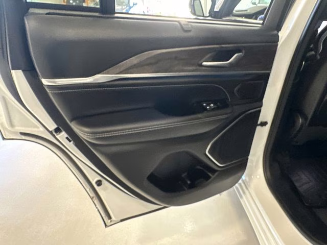 2023 Bright White Clearcoat Jeep Grand Cherokee Overland 4X4 SUV