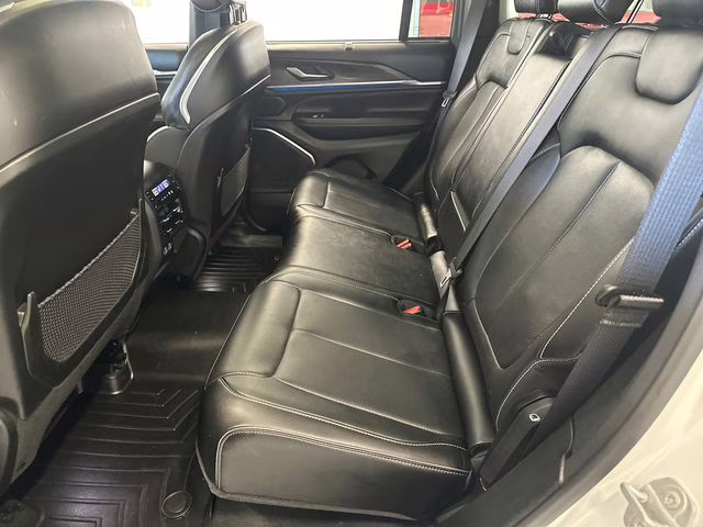 2023 Bright White Clearcoat Jeep Grand Cherokee Overland 4X4 SUV