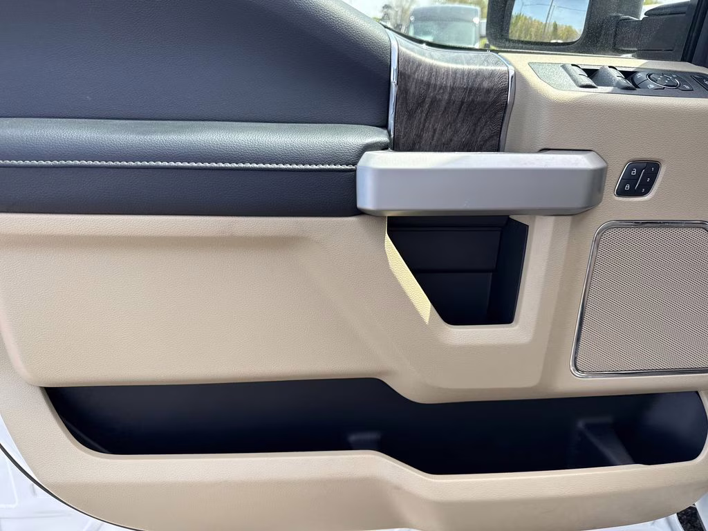 2019 White Platinum Metallic Tri-Coat Ford Super Duty F-250 SRW Lariat 4X4 Truck