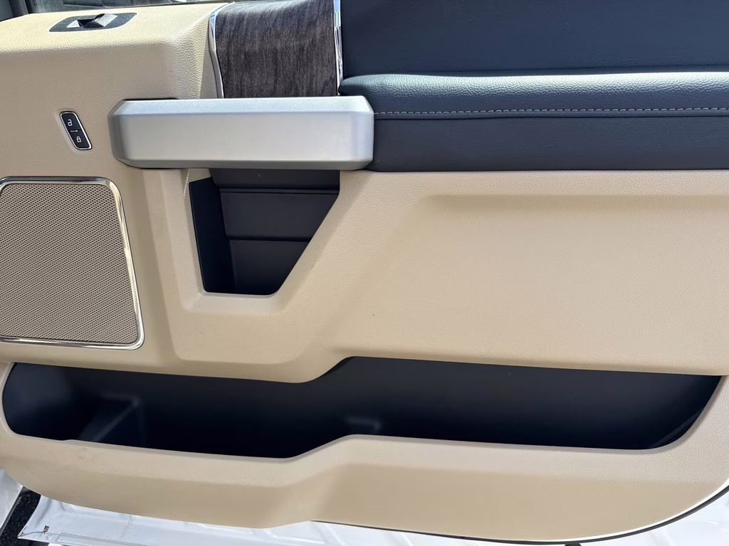 2019 White Platinum Metallic Tri-Coat Ford Super Duty F-250 SRW Lariat 4X4 Truck