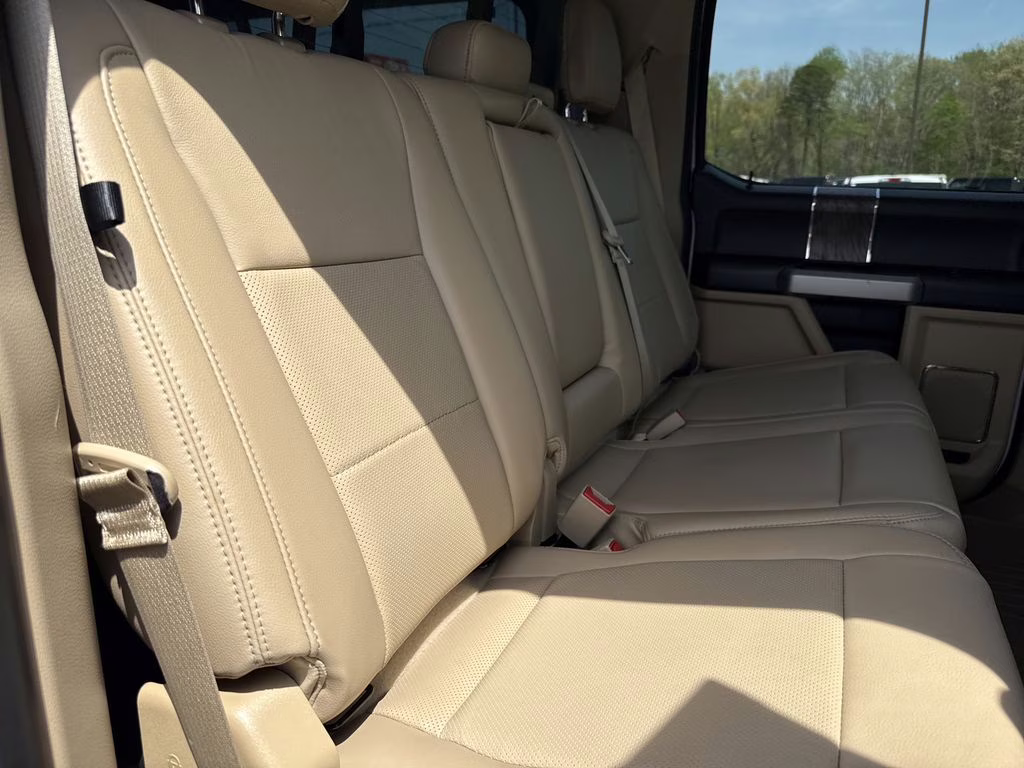 2019 White Platinum Metallic Tri-Coat Ford Super Duty F-250 SRW Lariat 4X4 Truck