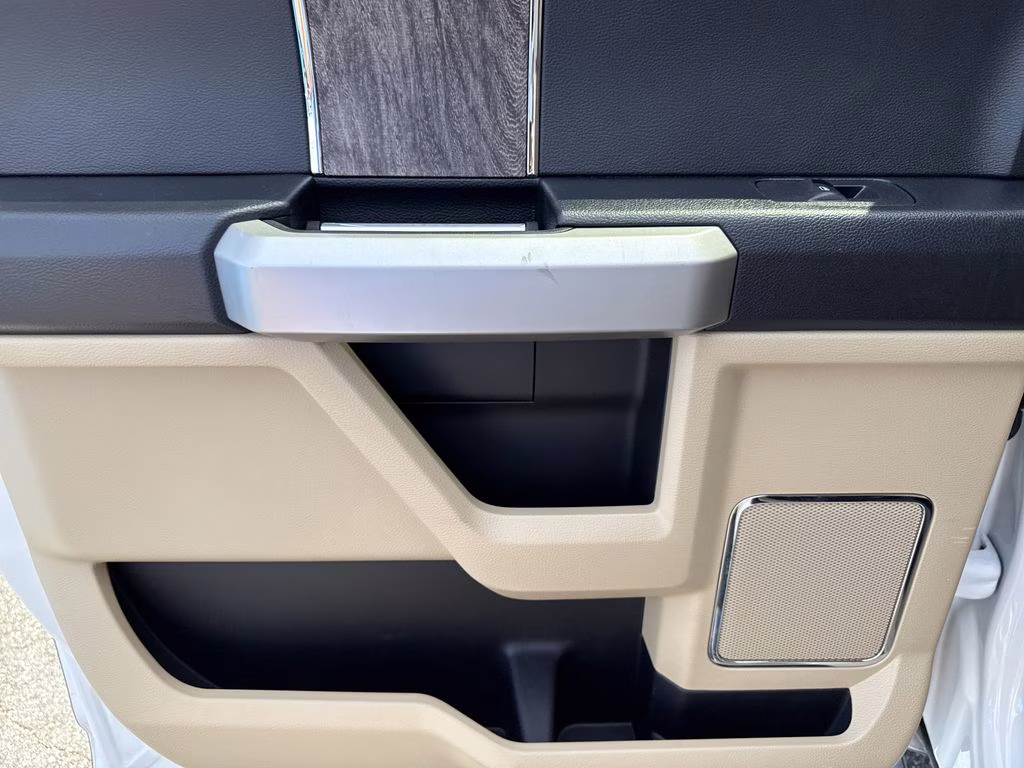 2019 White Platinum Metallic Tri-Coat Ford Super Duty F-250 SRW Lariat 4X4 Truck