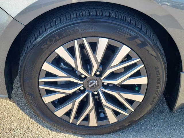 2024 Gun Metallic Nissan Altima 2.5 SV FWD Sedan