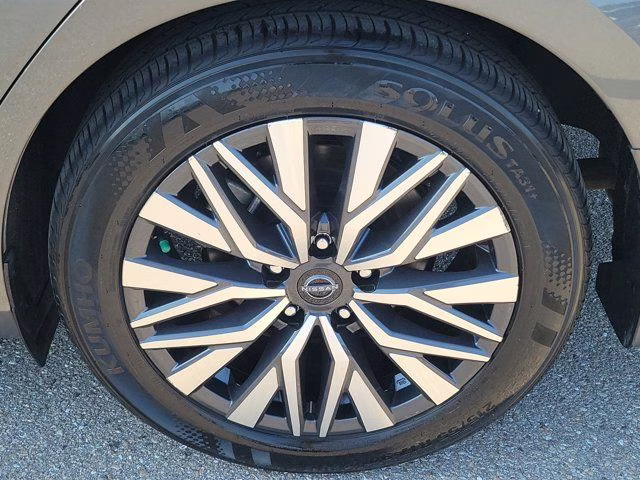 2024 Gun Metallic Nissan Altima 2.5 SV FWD Sedan