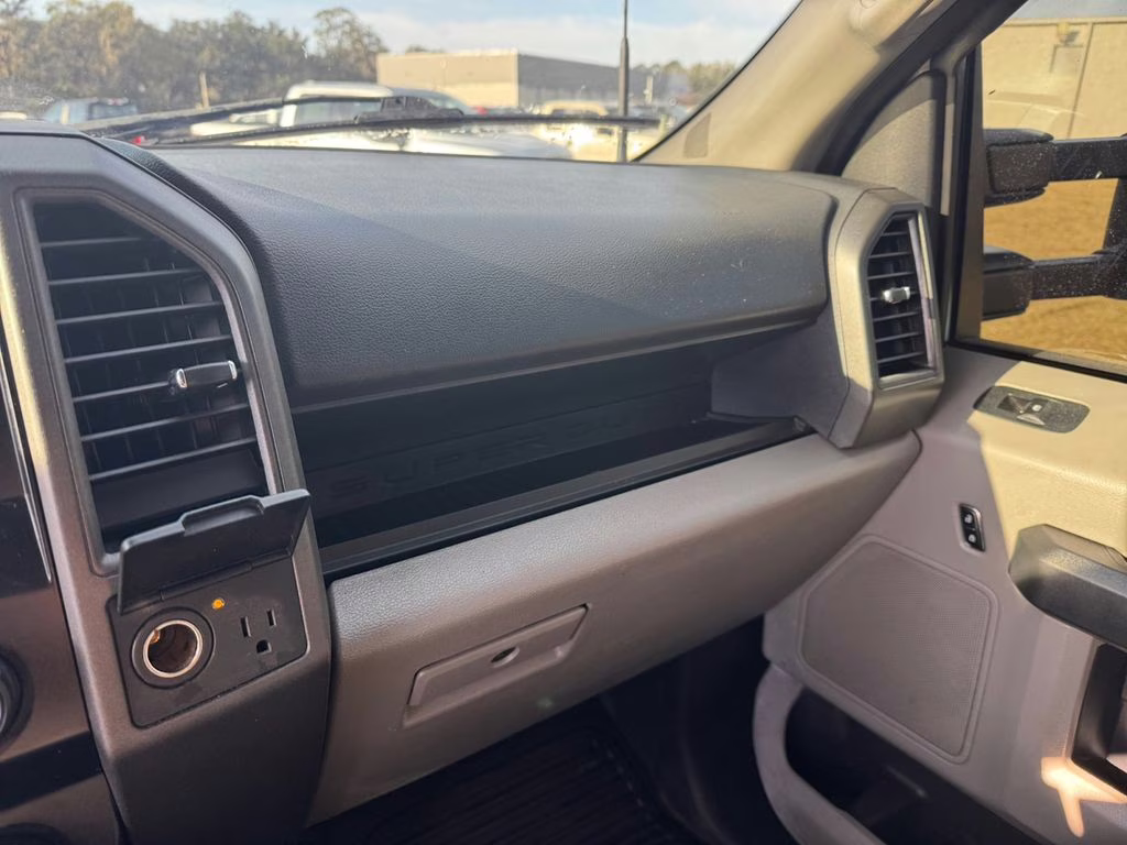 2022 Oxford White Ford Super Duty F-550 DRW XL DRW RWD Chassis