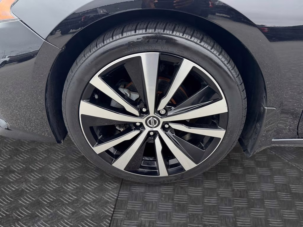 2020 Super Black Clearcoat Nissan Altima 2.5 SR FWD Sedan