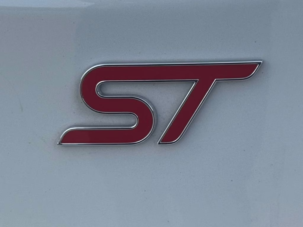 2023 Star White Metallic Tri-Coat Ford Edge ST AWD SUV