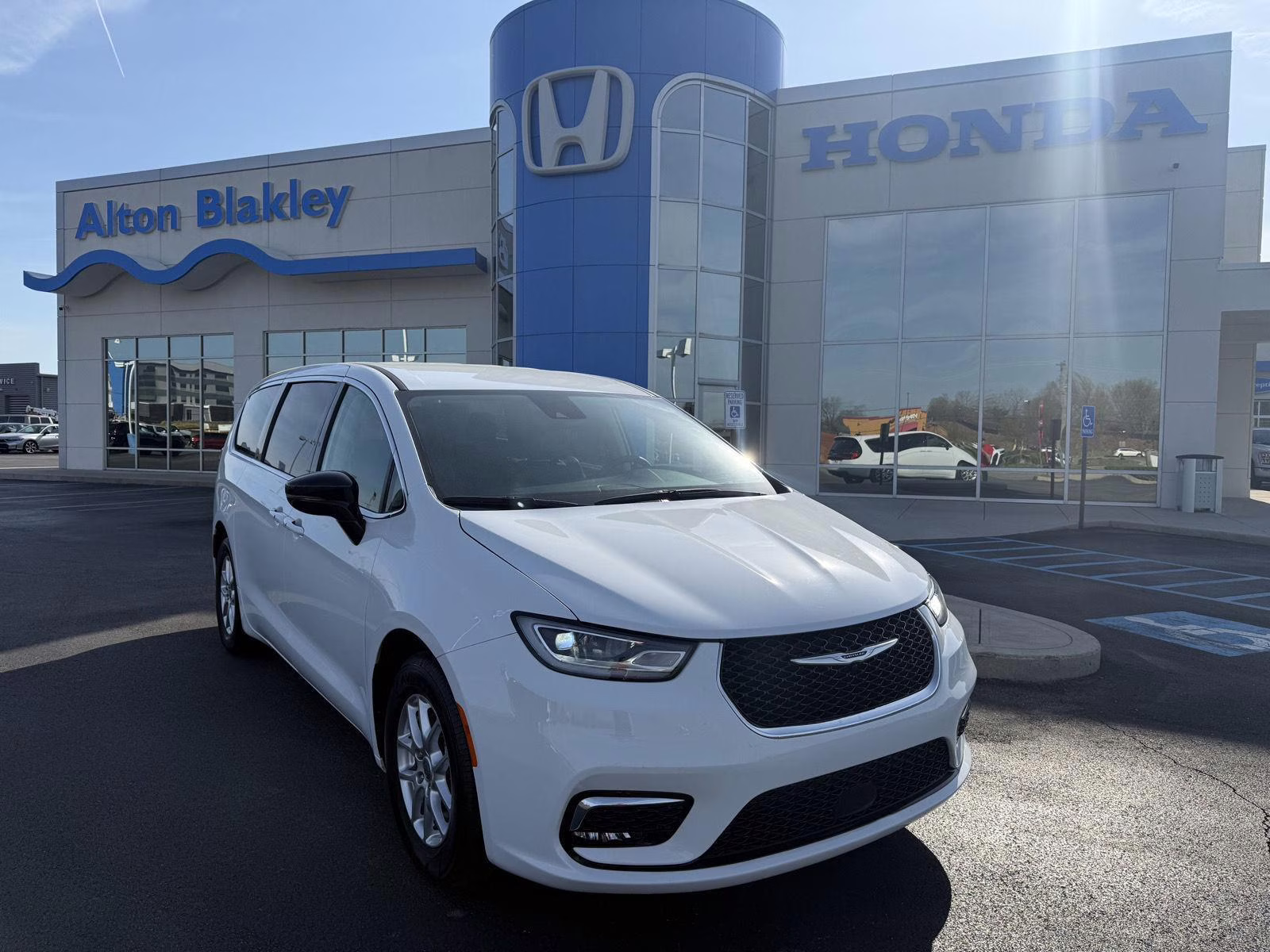 2024 Bright White Clearcoat Chrysler Pacifica Touring L FWD Van