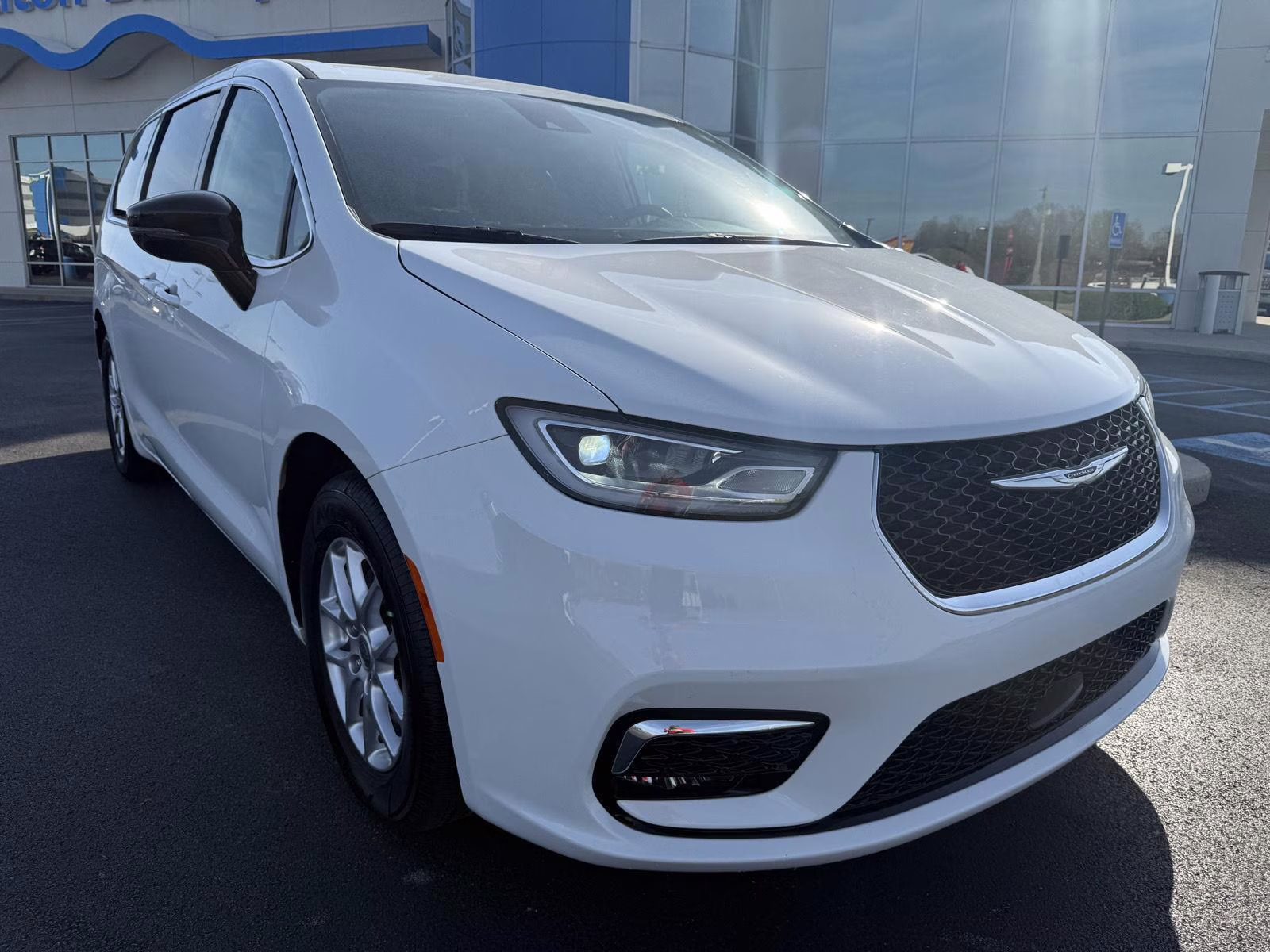 2024 Bright White Clearcoat Chrysler Pacifica Touring L FWD Van