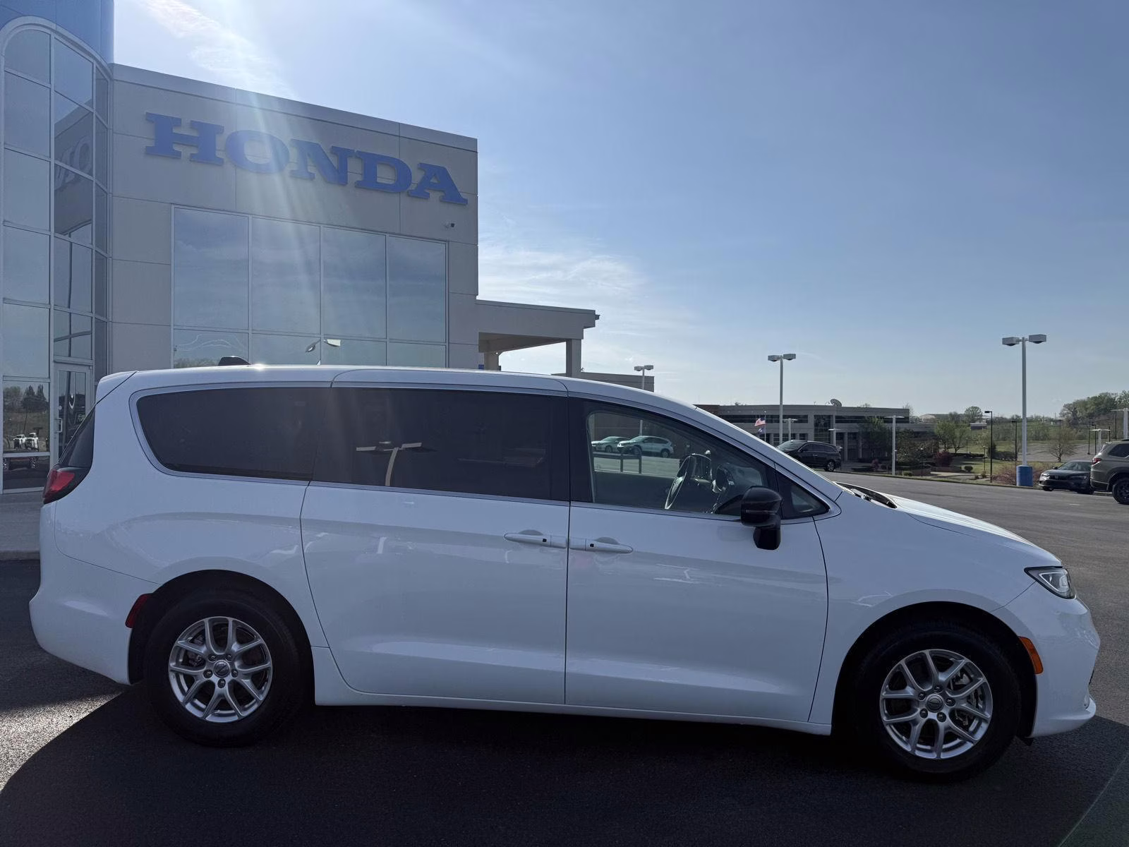 2024 Bright White Clearcoat Chrysler Pacifica Touring L FWD Van