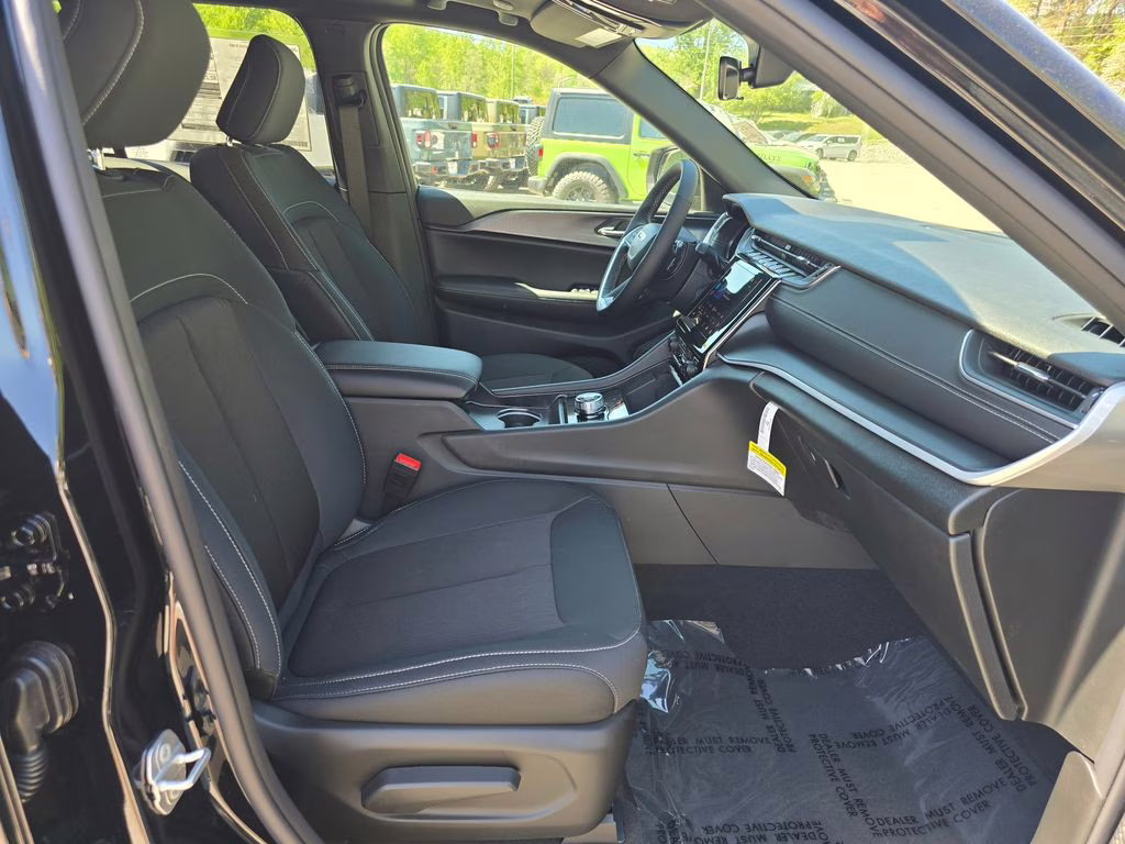 2026 Diamond Black Crystal Pearlcoat Jeep Grand Cherokee Laredo X 4X4 SUV