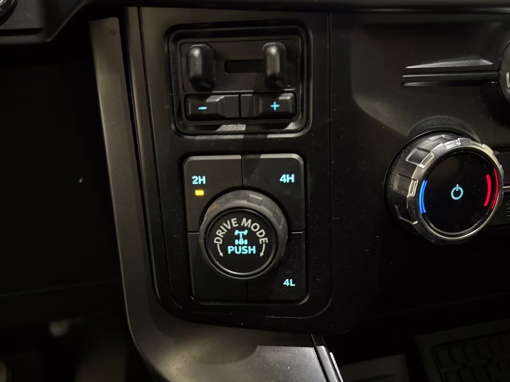 2024 Oxford White Ford F-150 XLT 4X4 Truck