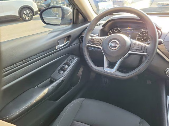 2024 Gun Metallic Nissan Altima 2.5 SV FWD Sedan