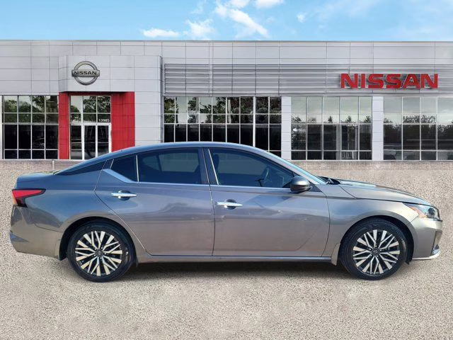 2024 Gun Metallic Nissan Altima 2.5 SV FWD Sedan