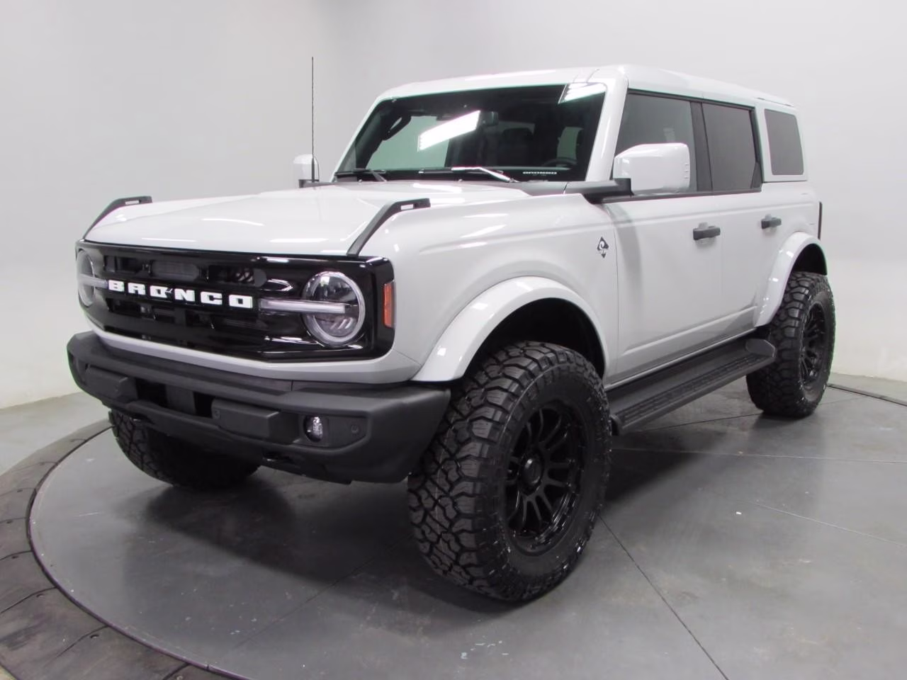 2026 Avalanche Gray Ford Bronco Outer Banks 4X4 SUV