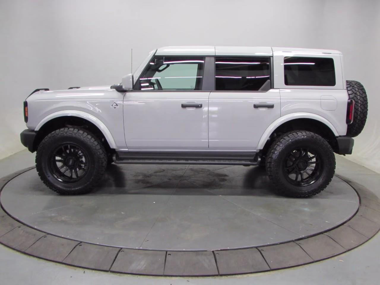 2026 Avalanche Gray Ford Bronco Outer Banks 4X4 SUV