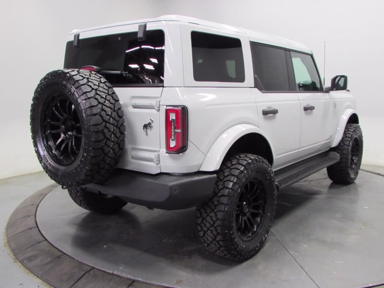 2026 Avalanche Gray Ford Bronco Outer Banks 4X4 SUV