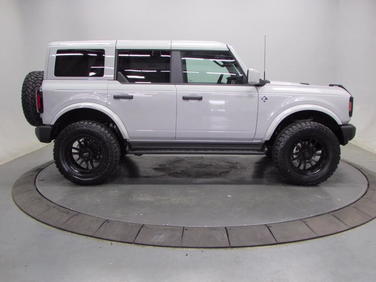 2026 Avalanche Gray Ford Bronco Outer Banks 4X4 SUV