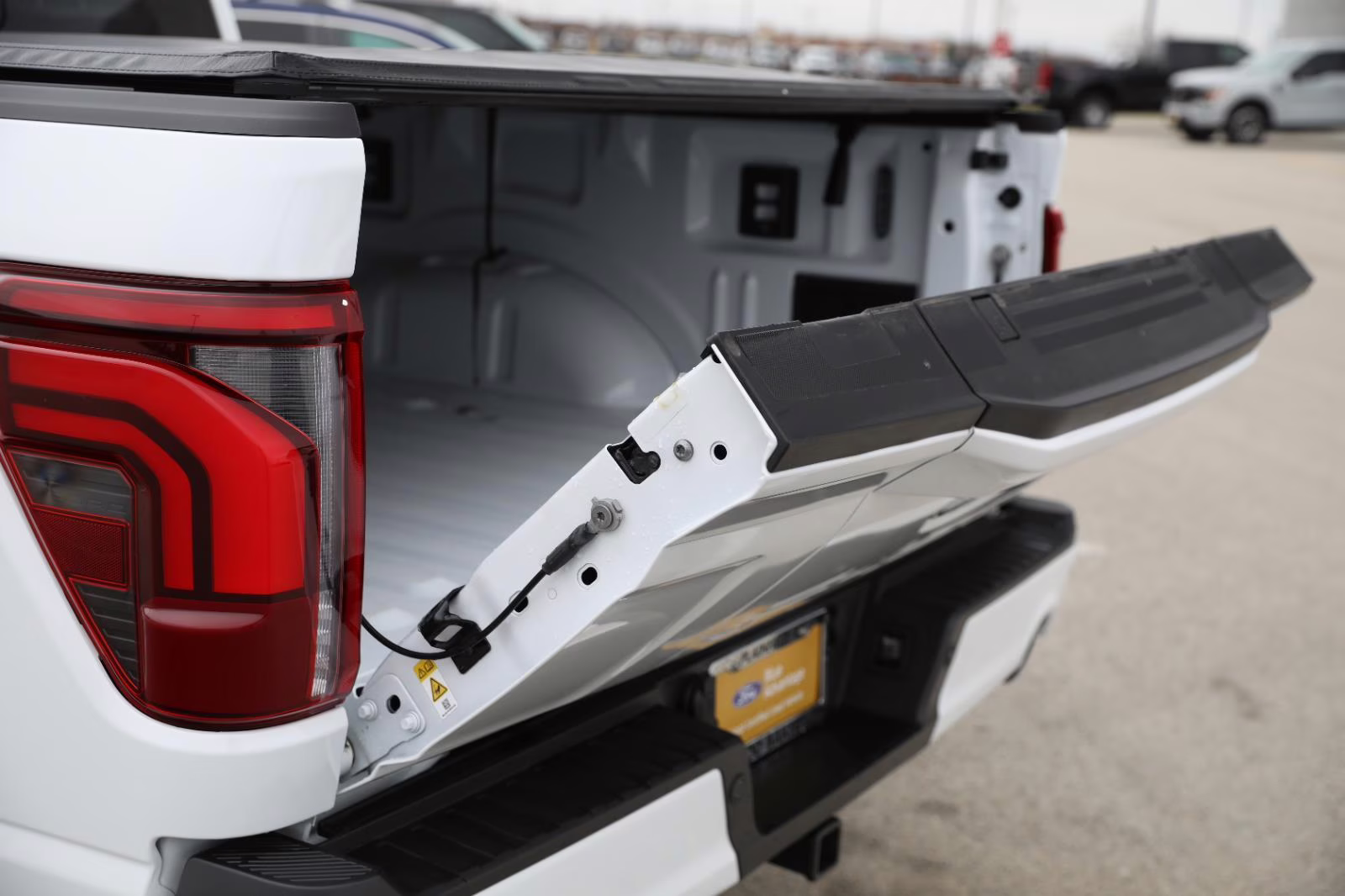 2025 Oxford White Ford F-150 LARIAT 4X4 Truck