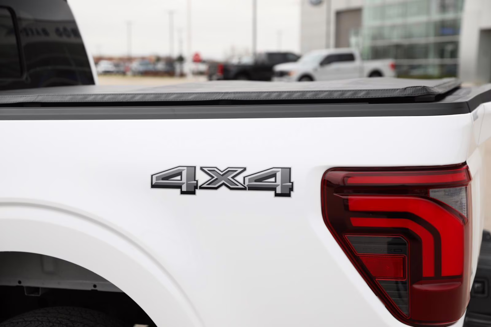 2025 Oxford White Ford F-150 LARIAT 4X4 Truck