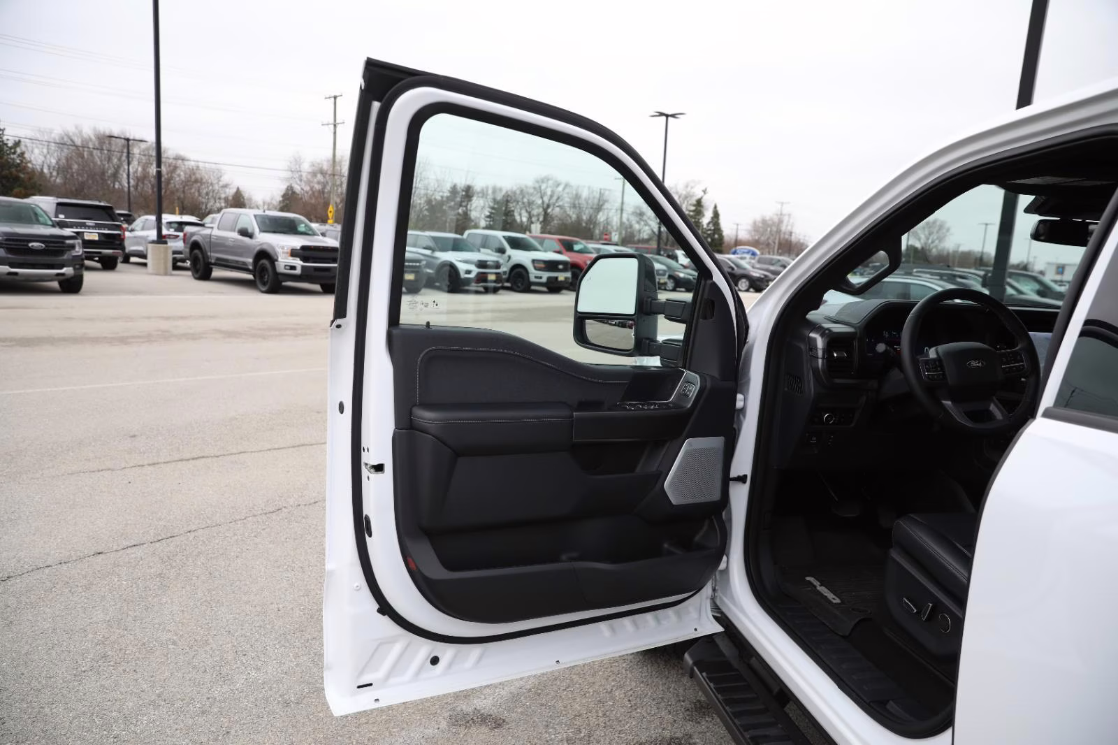 2025 Oxford White Ford F-150 LARIAT 4X4 Truck