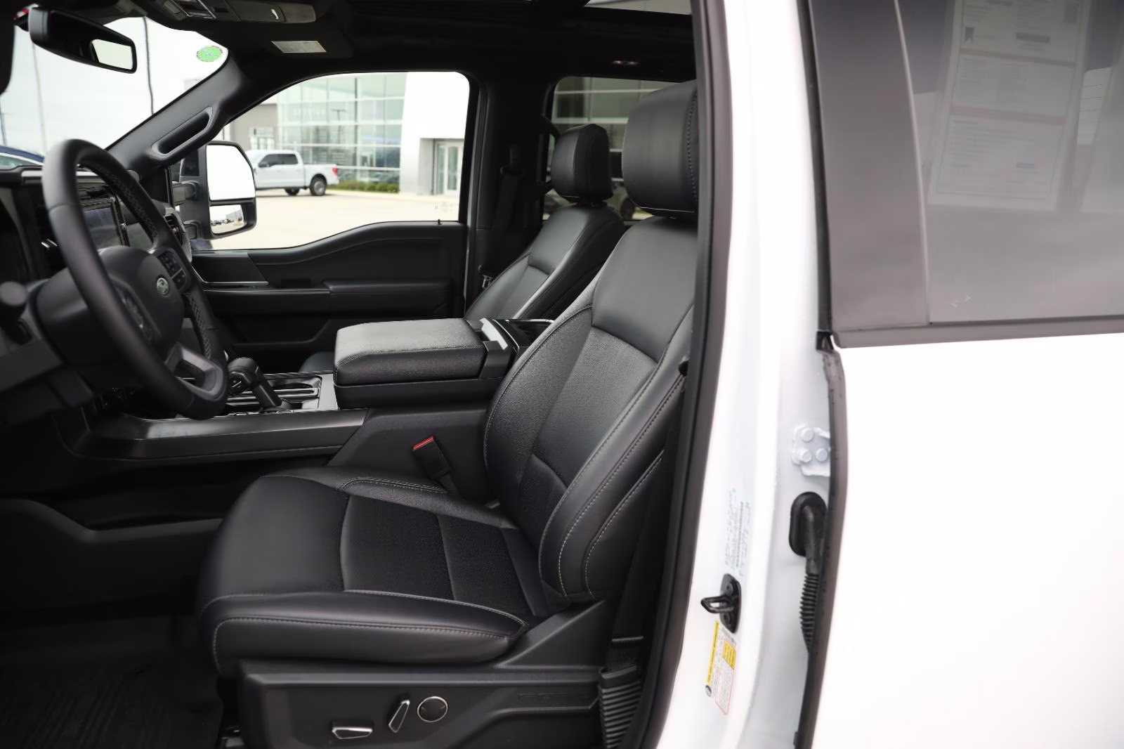 2025 Oxford White Ford F-150 LARIAT 4X4 Truck