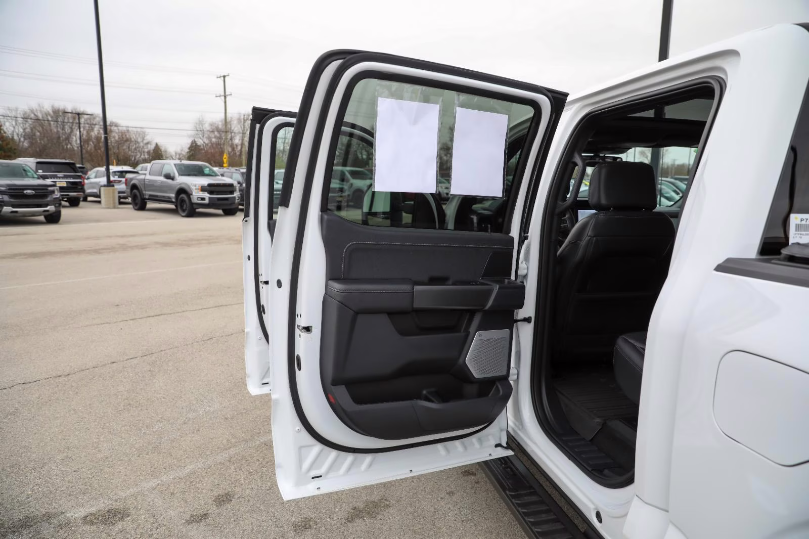 2025 Oxford White Ford F-150 LARIAT 4X4 Truck