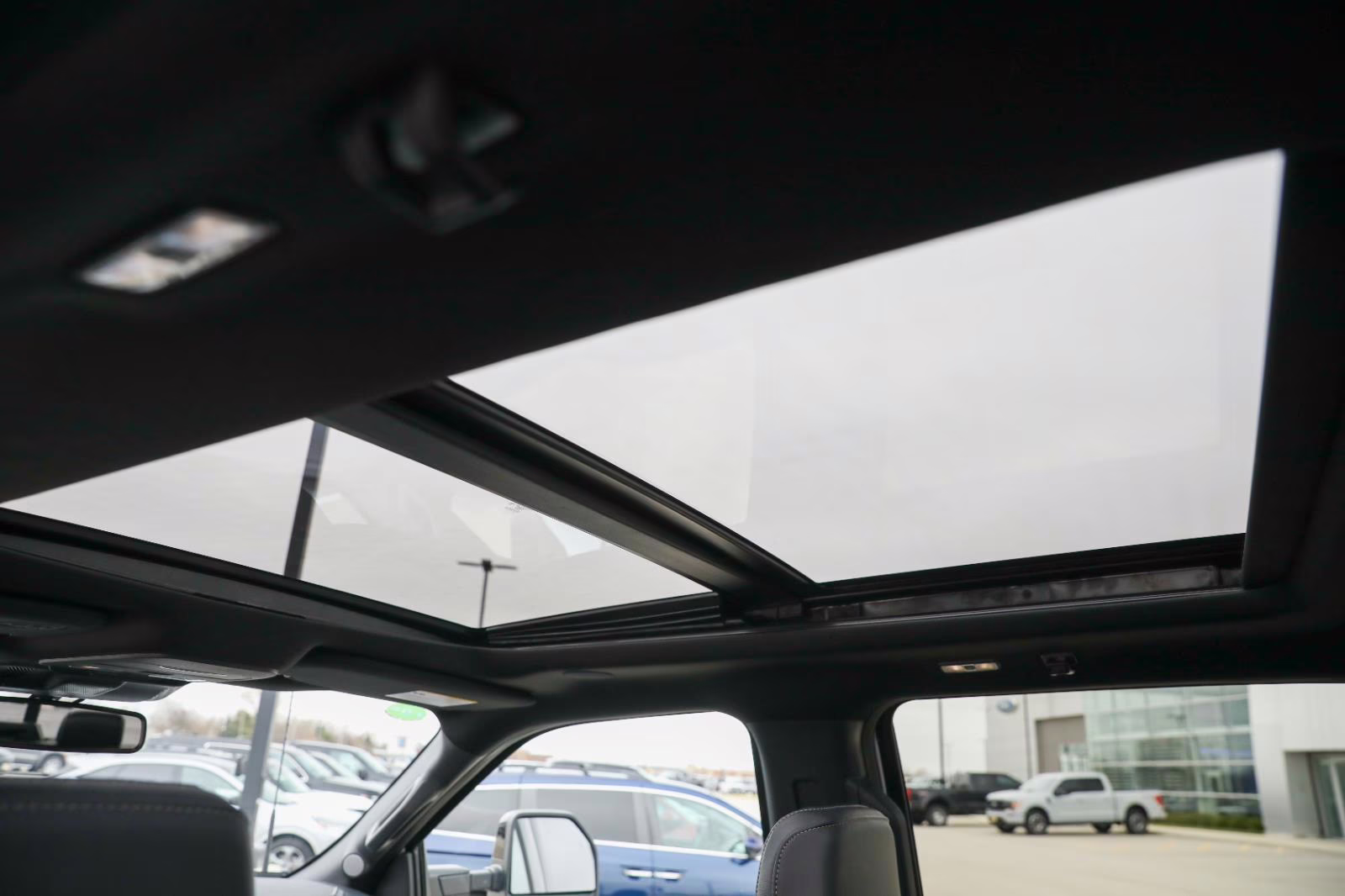 2025 Oxford White Ford F-150 LARIAT 4X4 Truck