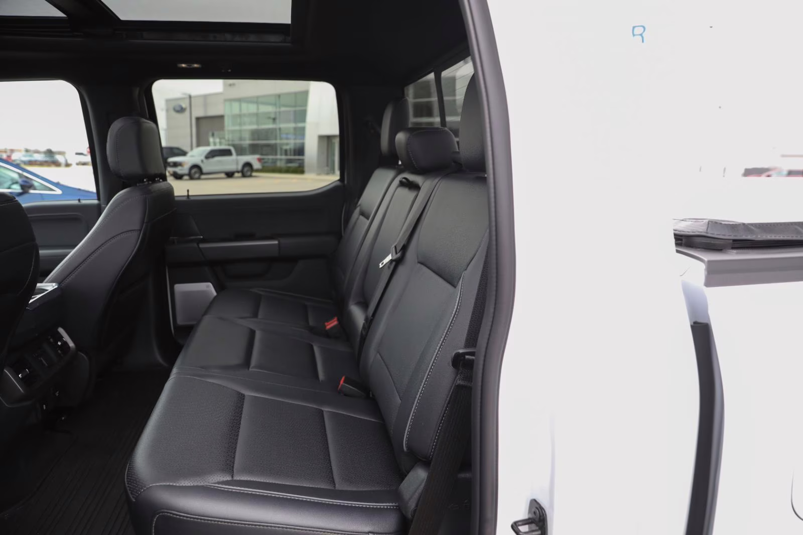 2025 Oxford White Ford F-150 LARIAT 4X4 Truck