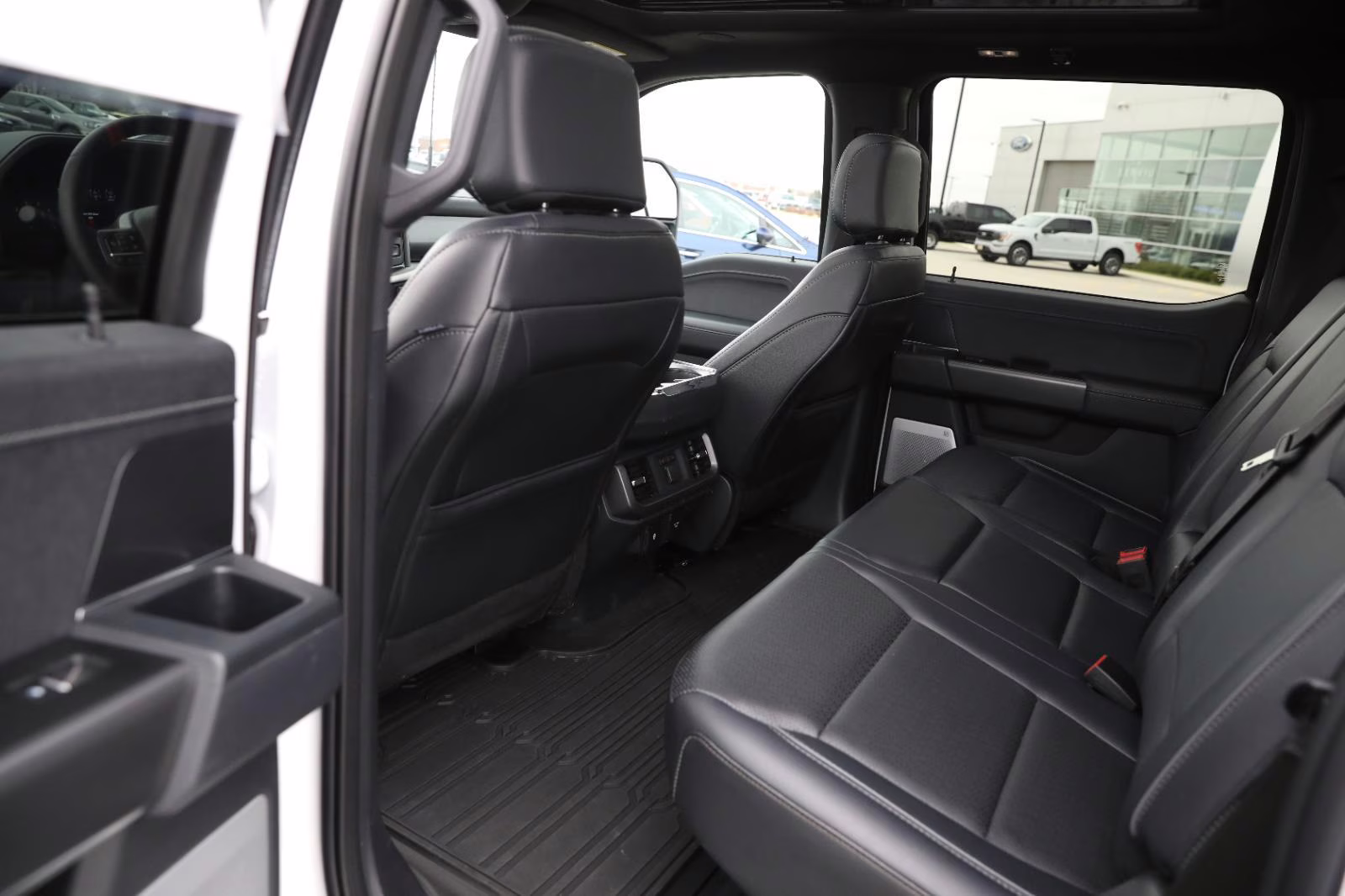 2025 Oxford White Ford F-150 LARIAT 4X4 Truck