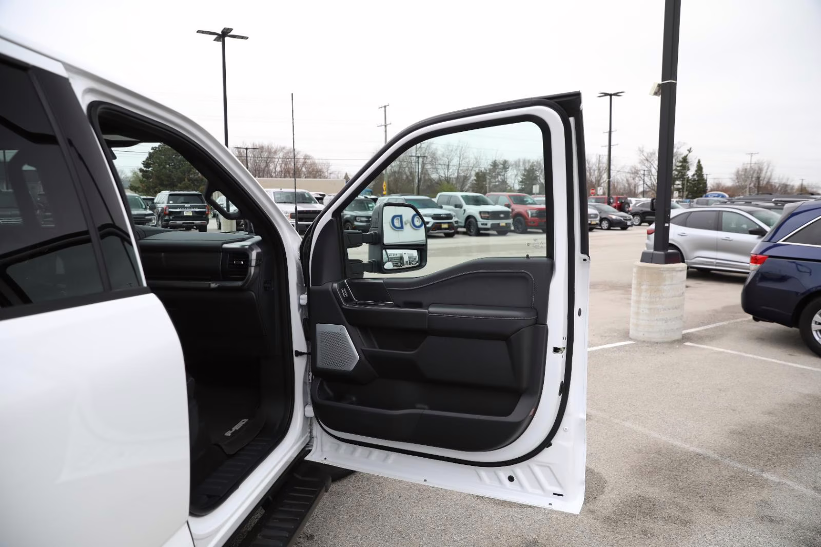 2025 Oxford White Ford F-150 LARIAT 4X4 Truck