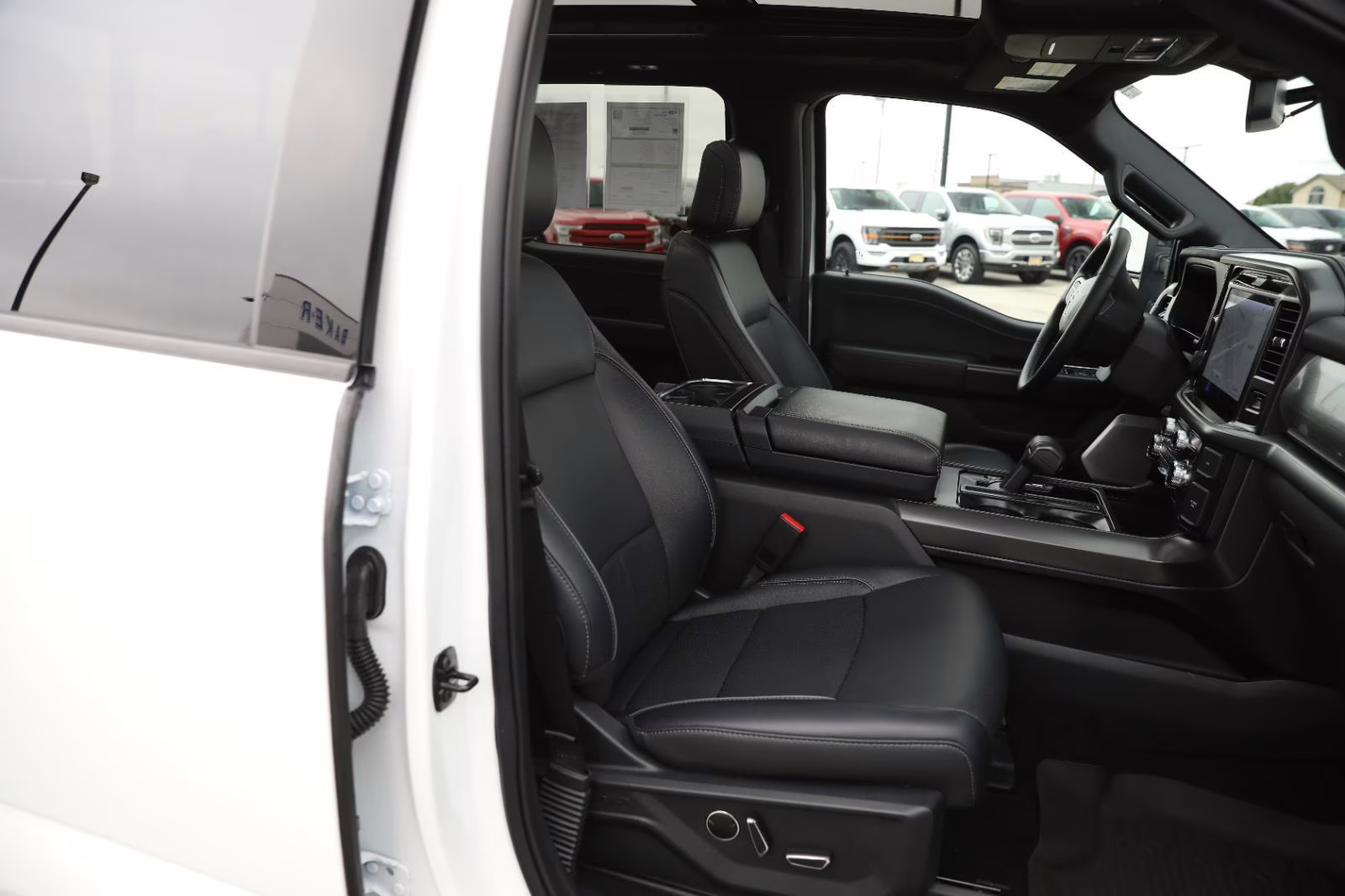 2025 Oxford White Ford F-150 LARIAT 4X4 Truck