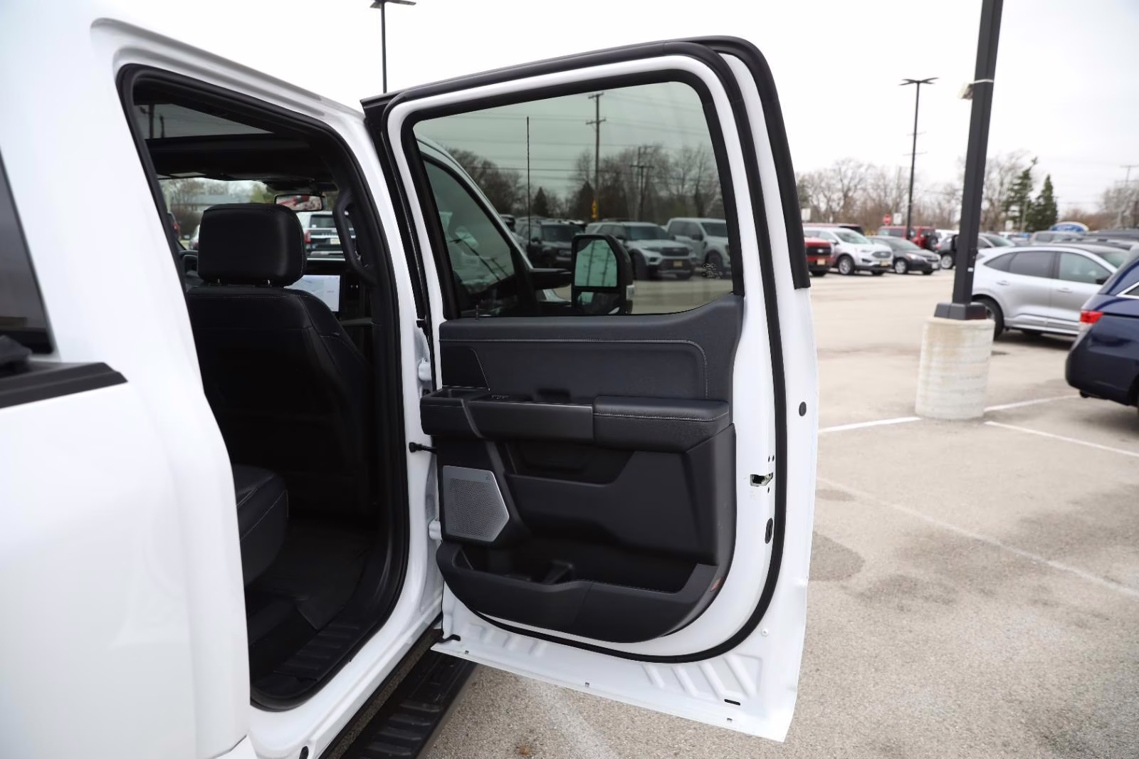 2025 Oxford White Ford F-150 LARIAT 4X4 Truck