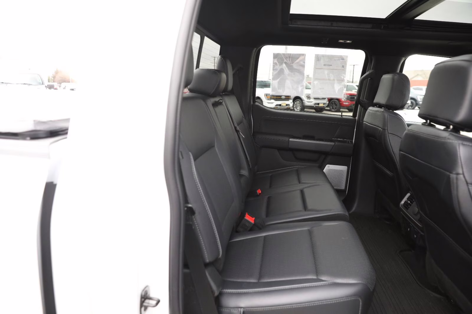 2025 Oxford White Ford F-150 LARIAT 4X4 Truck