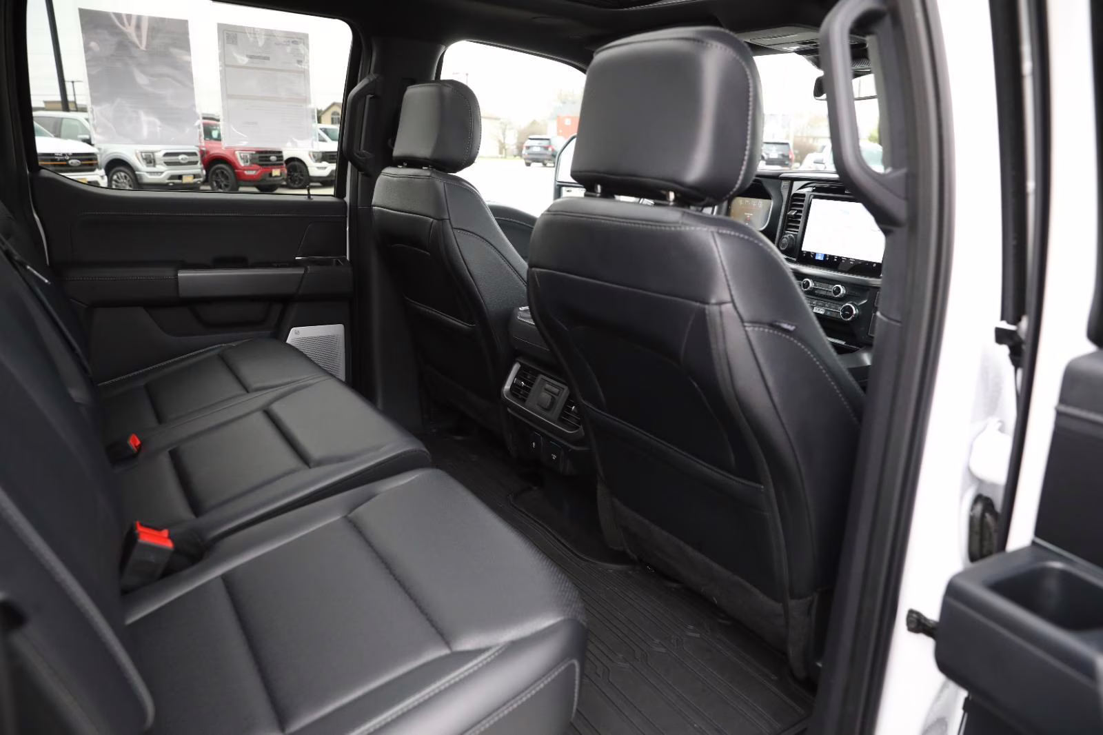 2025 Oxford White Ford F-150 LARIAT 4X4 Truck