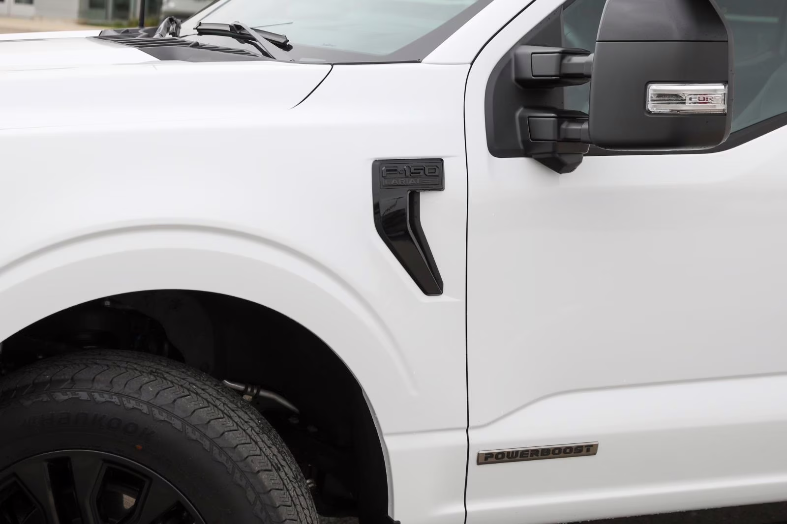 2025 Oxford White Ford F-150 LARIAT 4X4 Truck