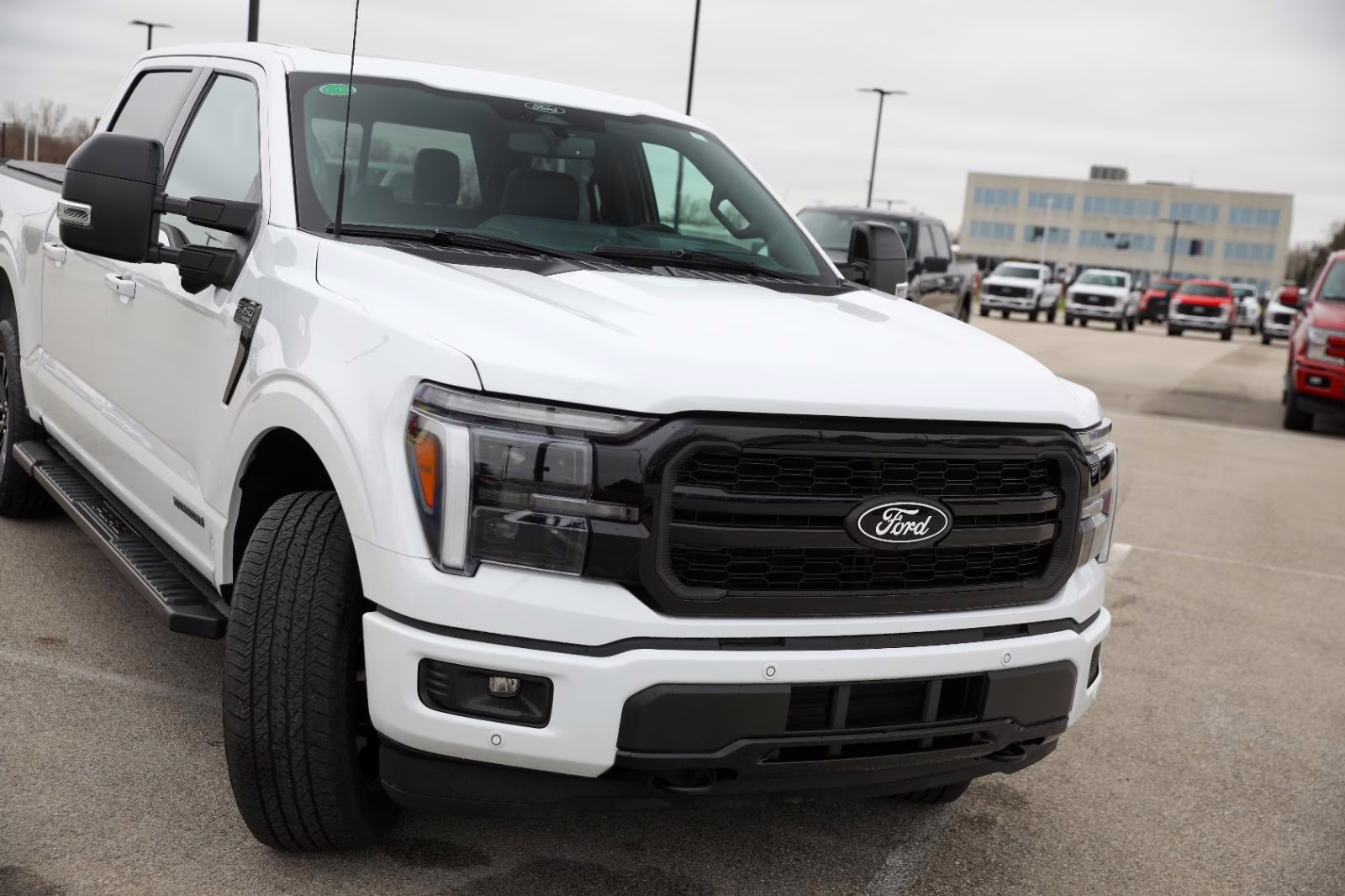 2025 Oxford White Ford F-150 LARIAT 4X4 Truck
